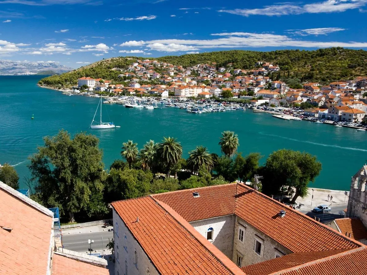 Apartment In Slatine With Sea View, Balcony, Air Conditioning, Wi-Fi